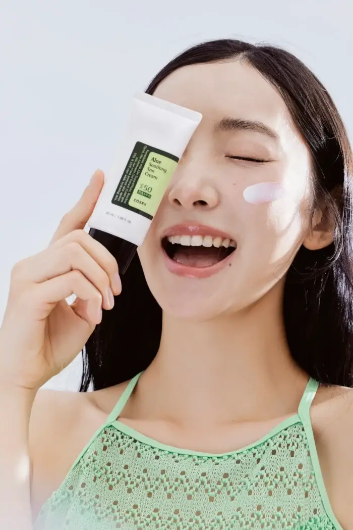 ⁦كريم واقي شمس بالألوفيرا من كوزركس SPF50+ PA+++⁩ - الصورة ⁦4⁩