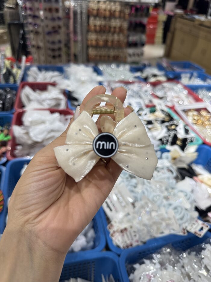 ⁦مشبك شعر بلاستيكي أبيض مزين بفراشات صغيرة – White Butterfly Hair Clip⁩ - الصورة ⁦4⁩