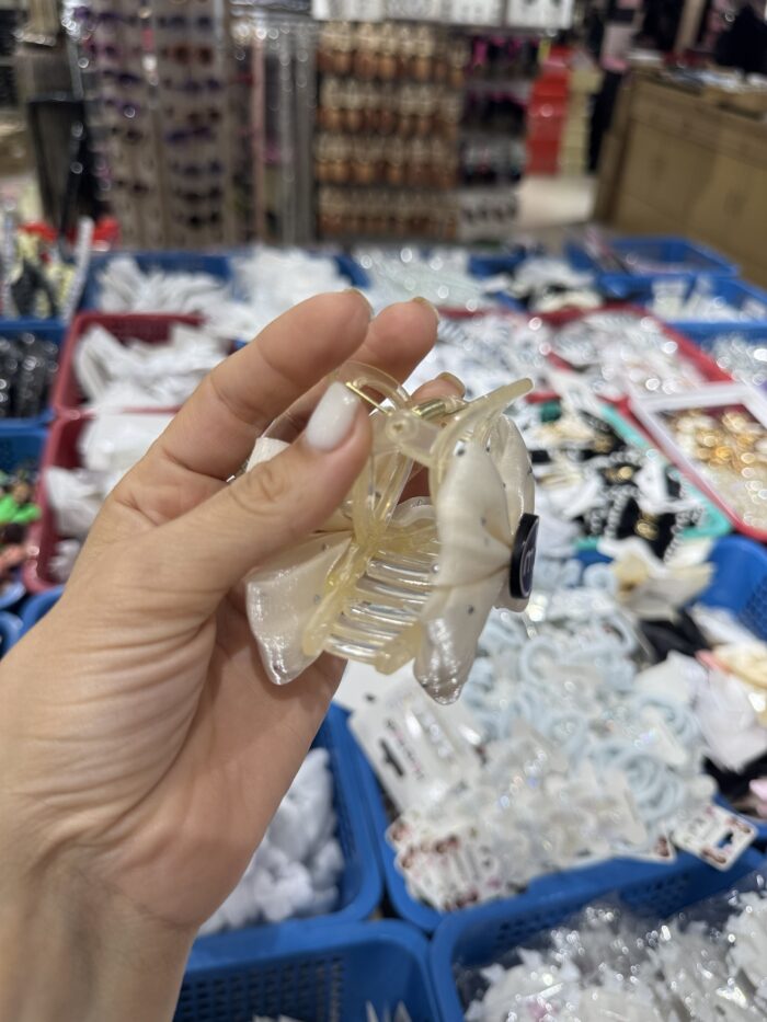 ⁦مشبك شعر بلاستيكي أبيض مزين بفراشات صغيرة – White Butterfly Hair Clip⁩ - الصورة ⁦3⁩