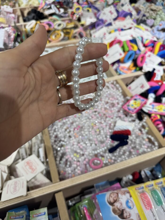 ⁦إسوارة مطاطية مزينة بخرز لؤلؤي أبيض أنيق⁩ - الصورة ⁦2⁩