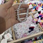 إسوارة مطاطية مزينة بخرز لؤلؤي أبيض أنيق