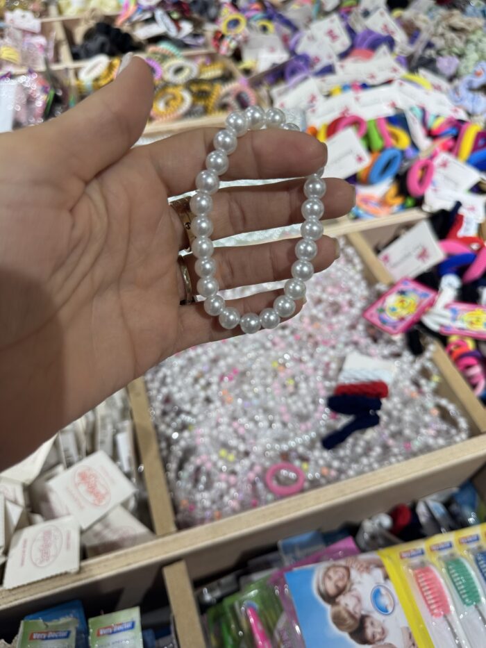 ⁦إسوارة مطاطية مزينة بخرز لؤلؤي أبيض أنيق⁩ - الصورة ⁦1⁩