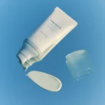 Skin1004 Madagascar Centella Hyalu-Cica Water-Fit Sun Serum SPF50+ PA– واقي شمس سيروم مائي بخلاصة سنتيلا - الصورة 3